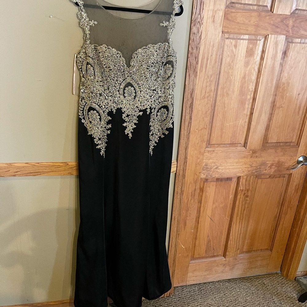 Women’s black gown - Picture 5 of 10